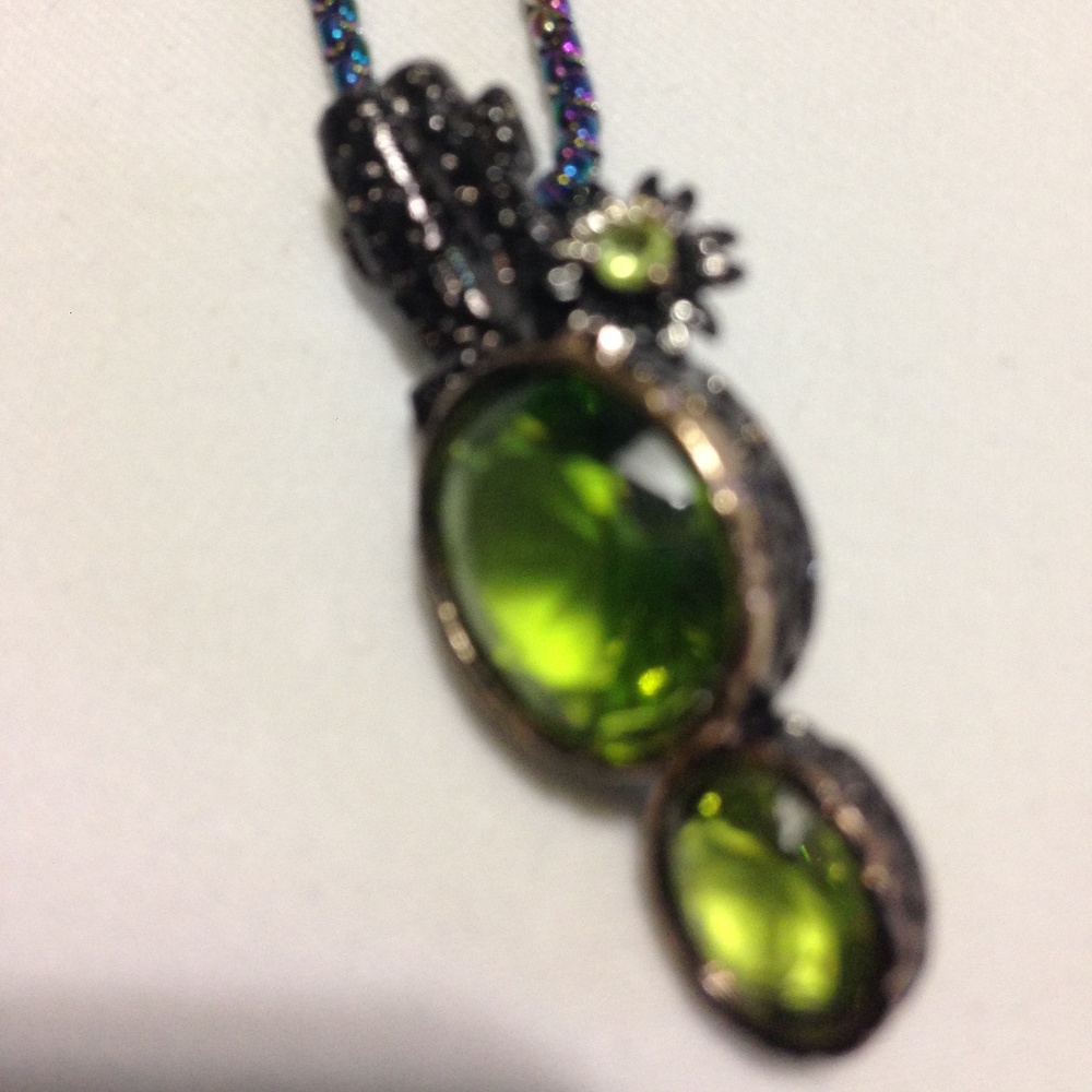 NWT VINTAGE PERIDOT PENDANT WITH NECLACE
